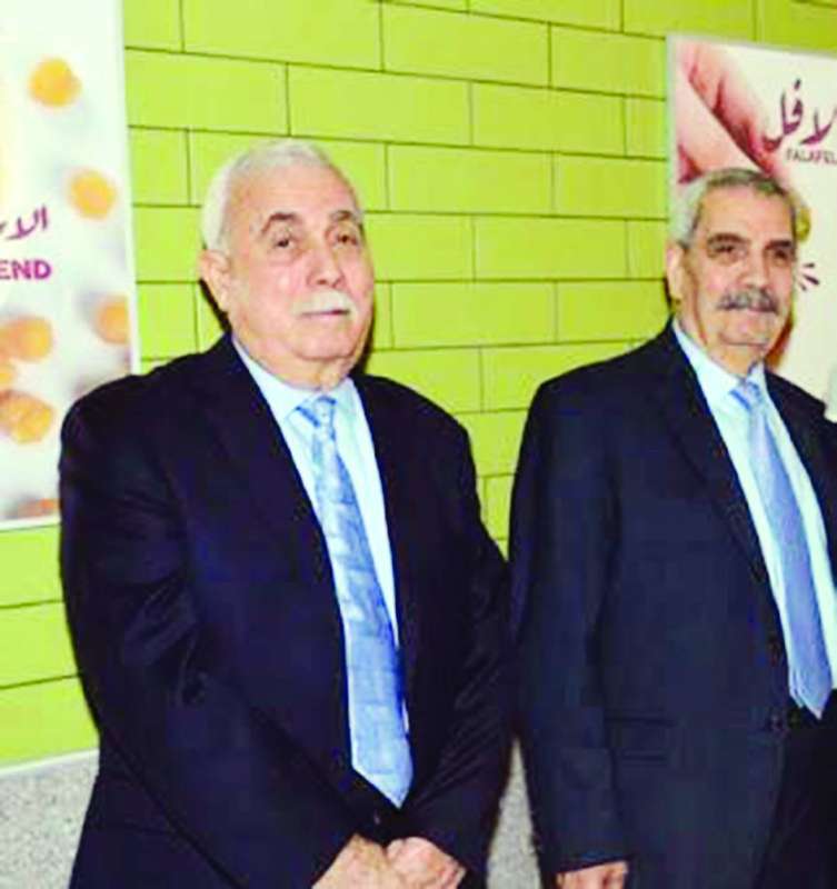 عازار صليبا وشقيقه سمير أمام المطعم قبل 4 سنوات
