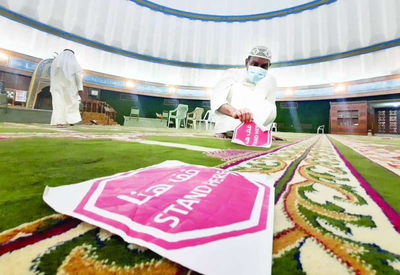 
المصلون يترقبون العودة إلى تراص الصفوف 	(تصوير أسعد عبدالله)