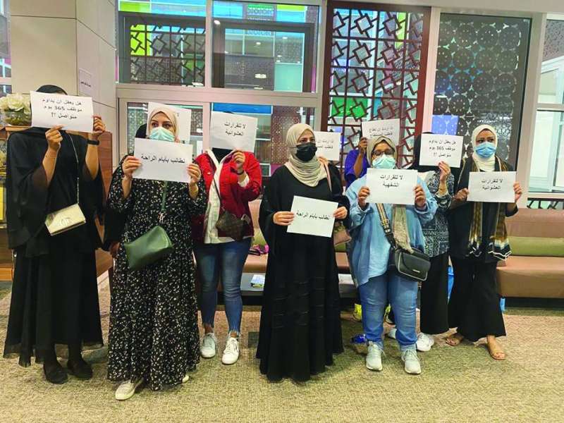 المُعتصمات يرفعن لافتات بالمطالب
