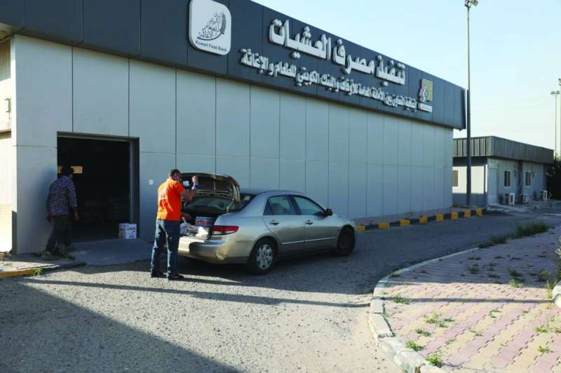 
جانب من توزيع المواد الغذائية
