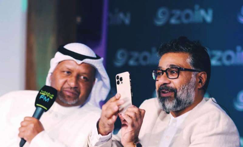 مايك مبلتع مستعرضاً الجهاز الجديد
