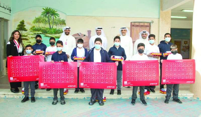 طلبة المدرسة وإدارتها مع فريق «الخليج» 