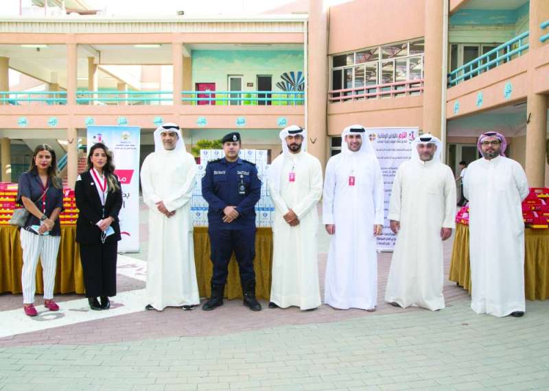 
فريق «الخليج» وإدارة المدرسة وممثل وزارة الداخلية
