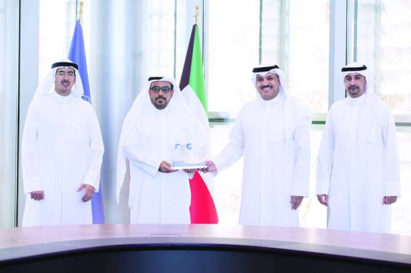 
الهاشل مكرماً الرئيس التنفيذي لبنك وربة شاهين الغانم وإلى جانبه المدير التنفيذي للاتصال المؤسسي في «وربة» أيمن المطيري بحضور الصباح