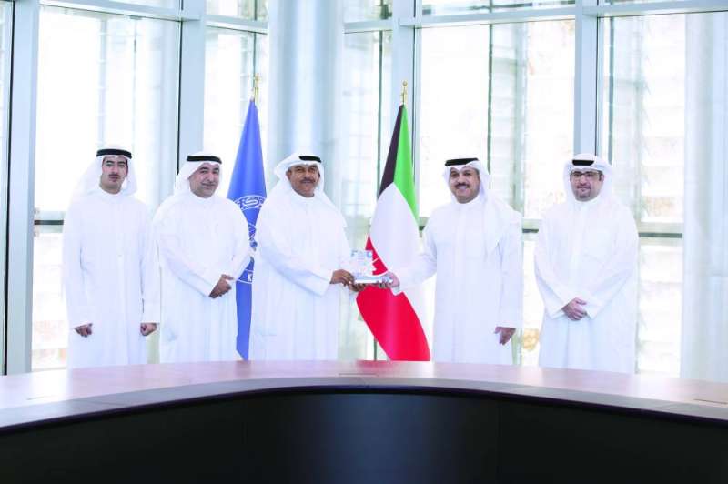 محافظ «المركزي» مكرماً الرئيس التنفيذي لمجموعة «بيتك» بالتكليف عبدالوهاب الرشود بحضور الصباح ورئيس الإستراتيجية للمجموعة في «بيتك» فهد المخيزيم والمدير التنفيذي للعلاقات العامة في البنك يوسف الرويح