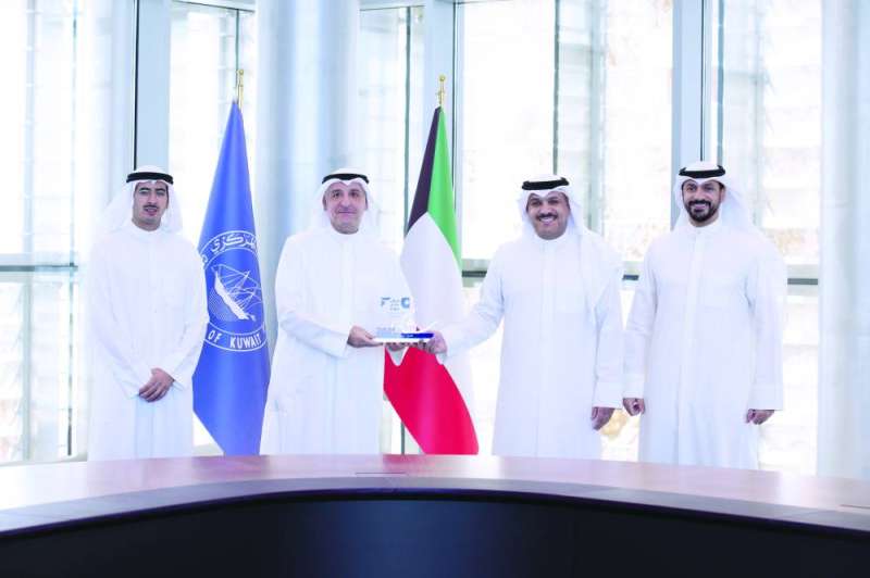 
المحافظ والصباح خلال تكريم نائب الرئيس التنفيذي للخدمات المصرفية الشخصية والاستثمارات في «الخليج» وليد مندني ومساعد المدير العام للاتصالات المؤسسية في البنك أحمد الأمير