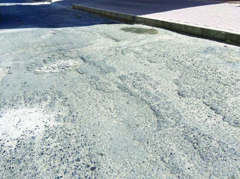 الحفر تعرقل حركة السير 