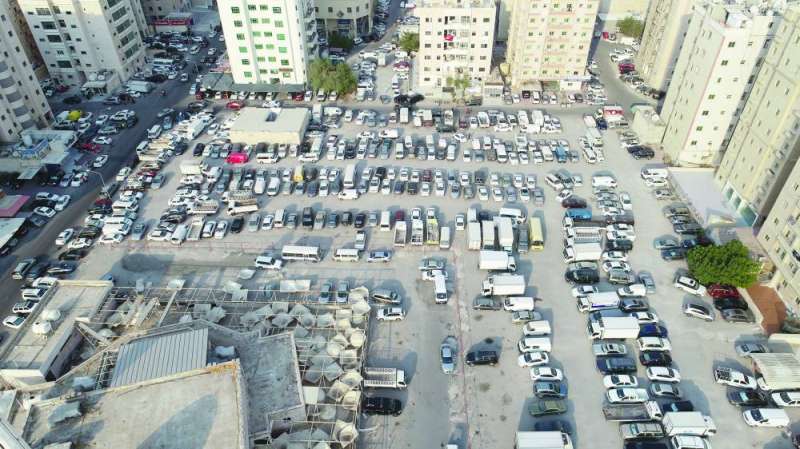 
شاحنات تحتل الساحات	 (تصوير أسعد عبدالله)