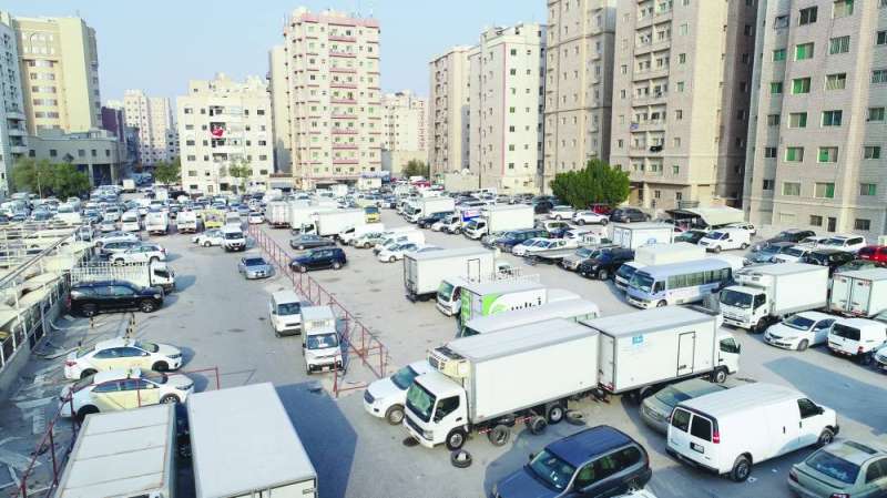 
إحدى الساحات المليئة بالشاحنات
