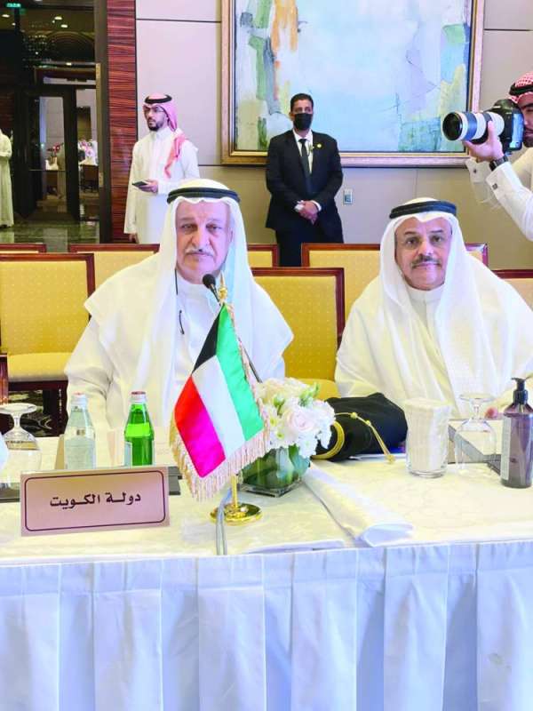 النصف والرباح خلال مشاركتهما باللقاء