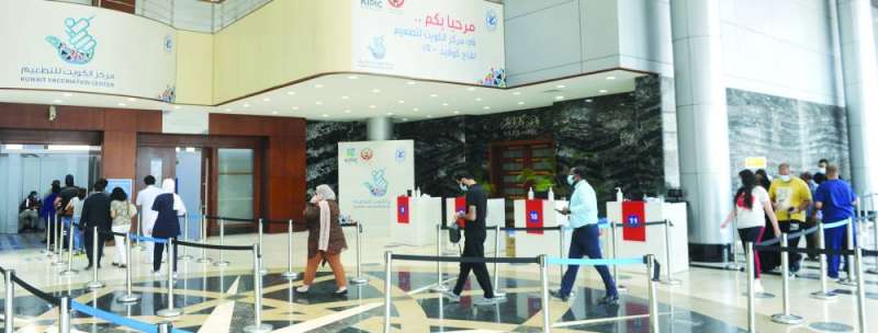 
تضخم الغدد الليمفاوية من الأعراض المسجلة بعد لقاح «كورونا» ولقاحات أخرى مثل الانفلونزا الموسمية 	(تصوير سعود سالم)
