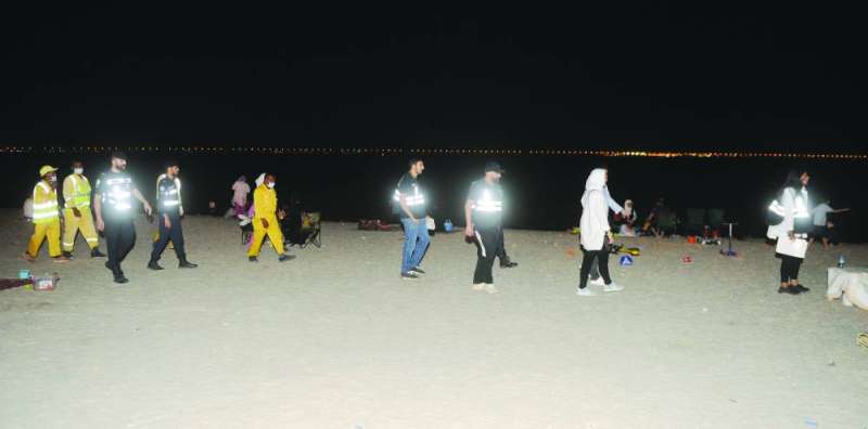 
فريق اللجنة الرباعية خلال جولته على شاطئ الشويخ 	(تصوير سعود سالم)
