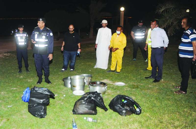 
قدور ومخلفات لمجموعة من مرتادي أحد الشواطئ