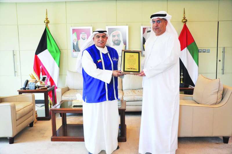 فهد الأمير يهدي درعاً تذكارية للسفير النيادي
