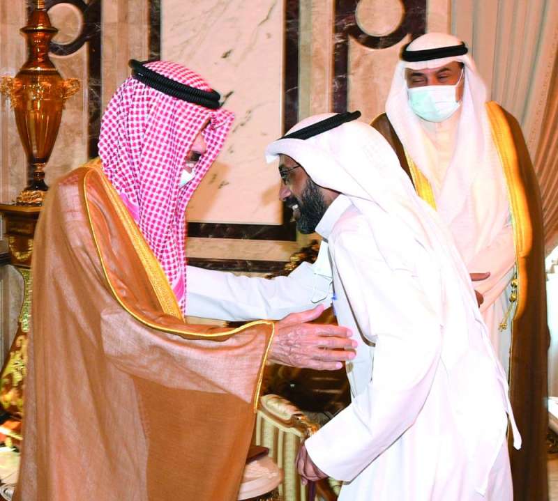 
سمو الأمير مستقبلاً عبيد الوسمي وبدا صباح الخالد