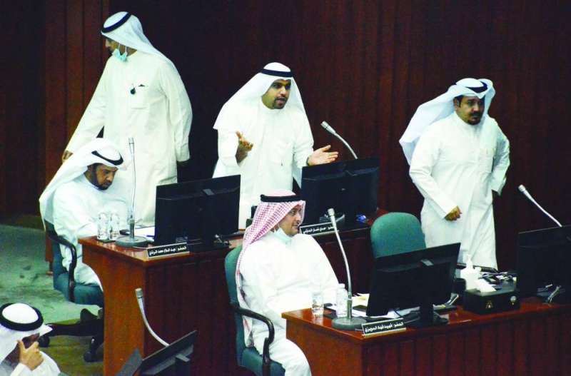 عبدالله المحري متحدثاً خلال الجلسة 