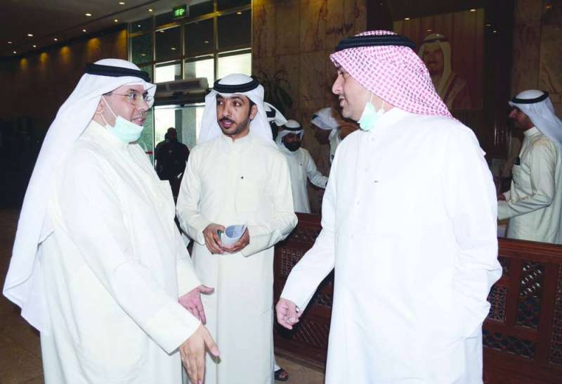 الأعضاء فهيد المويزري وعبدالله الرومي وحمود العنزي 