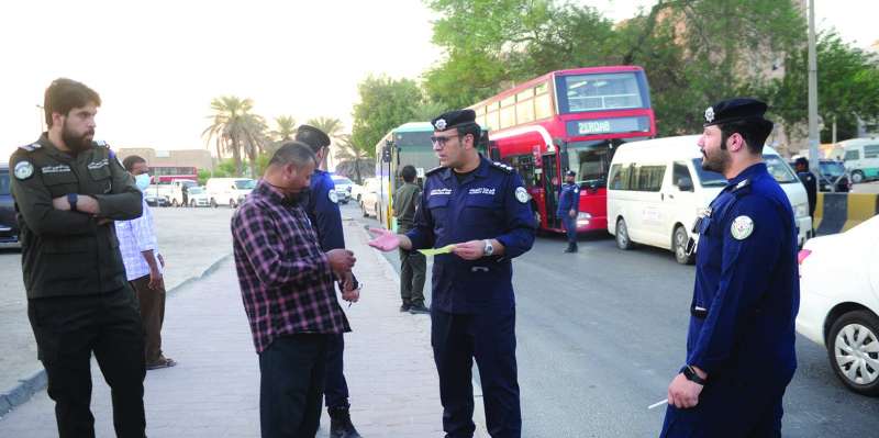 
 العقيد عبدالله الدوسري مدققاً بأوراق أحد السائقين
