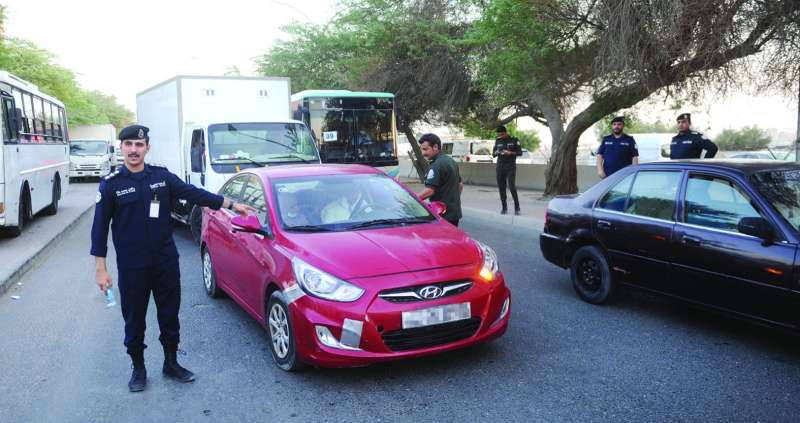 
 العقيد السويجي وعدد من الضباط خلال الحملة في جليب الشيوخ 	(تصوير سعود سالم)
