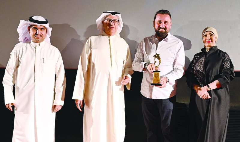 منير الزعبي مع جائزته بين انتصار الصباح وعلي الريس وجمال العدواني