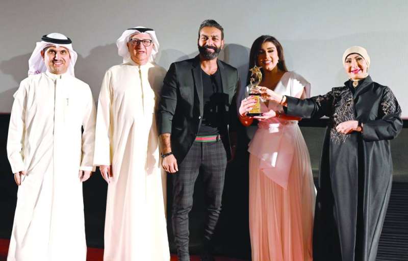 هنادي الكندري ومحمد الحداد أثناء استلام الجائزة
