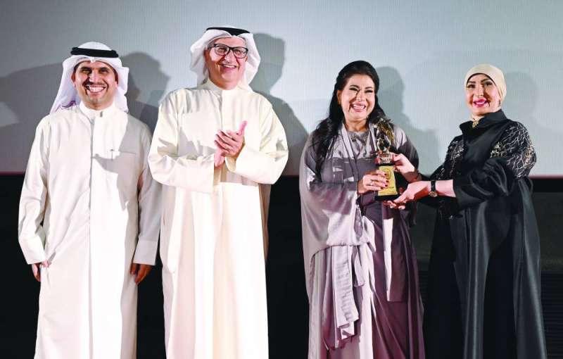 باسمة حمادة تتسلم جائزتها