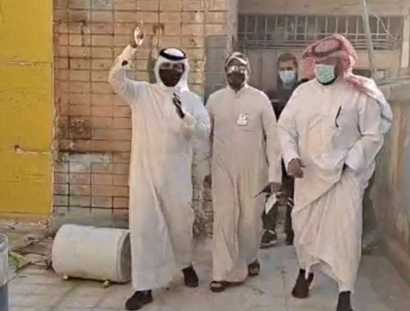 محافظ العاصمة يتابع إزالة مخالفات سكن العزاب والتمديدات الكهربائية العشوائية في بنيدالقار
 