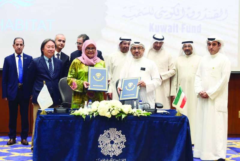 
الغانم يتبادل وشريف نسختي الاتفاقية بعد توقيعها
