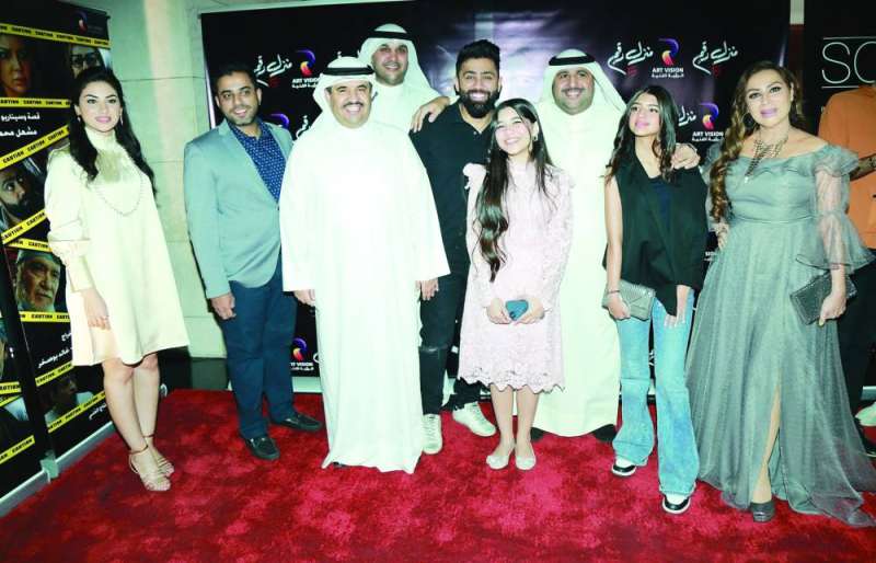 
دعيج الخليفة متوسطاً بعض نجوم العمل
