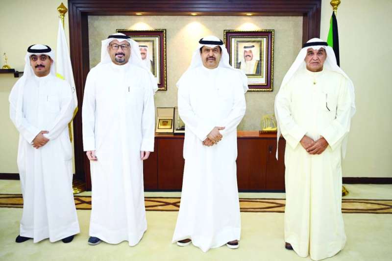 المحافظ الأصفر والزميل ناصر الفرحان وعادل العسلاوي وعبدالله المرتجي من إدارة مكتب المحافظ