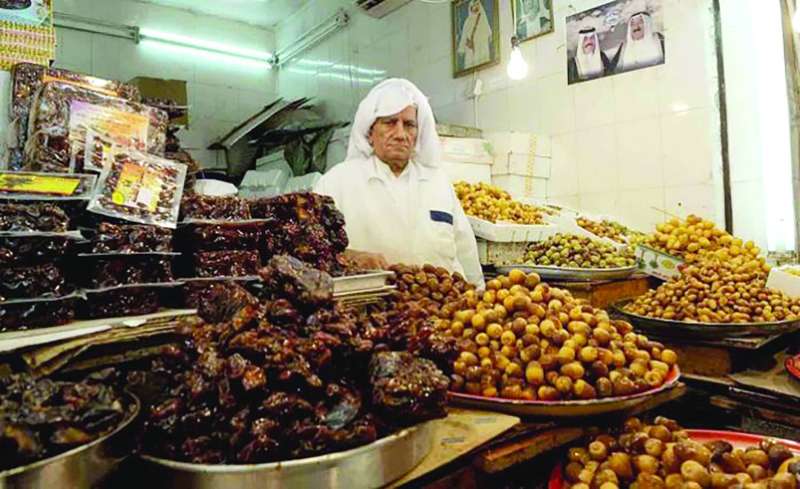 
حسن أشكناني داخل محله في المباركية
