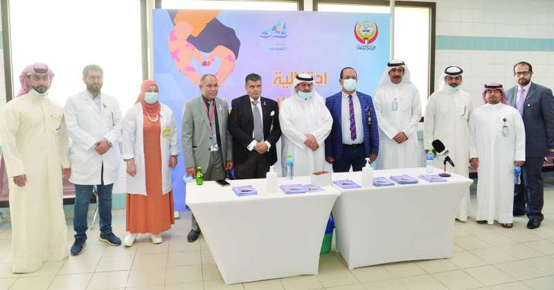 العتيبي والمطيري يتوسطان المشاركين في اليوم العالمي للصدفية 	(تصوير نايف العقلة)
