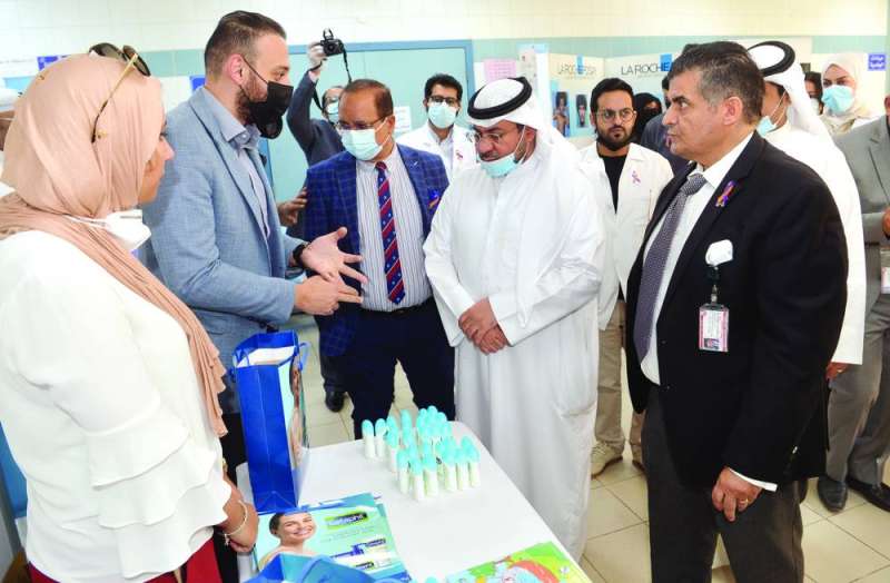 
جانب من الجولة في المعرض المرافق للاحتفال
