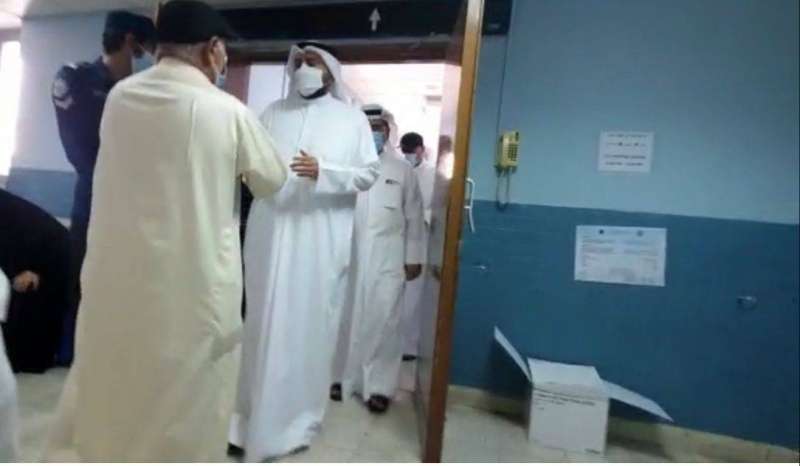 وزير الصحة يزور مستشفى العدان للاطمئنان إلى صحة الدكتور حسين جرخي
 