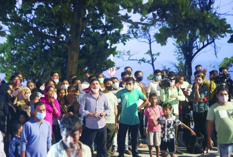 معجبو شاه روخ خان يحتشدون أمام منزله بعد الإفراج عن ابنه