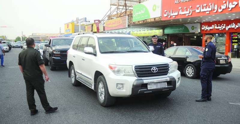 طوق أمني حول الشويخ الصناعية وطرقها	 (تصوير سعود سالم)
