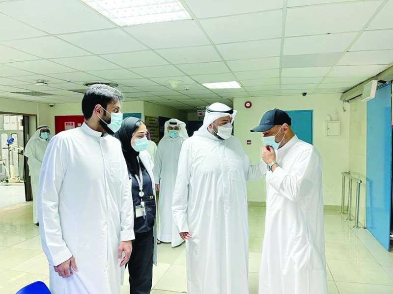 
وزير الصحة يُطمئن عائلة الطبيب المصاب