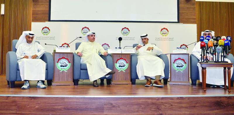 
المتحدثون في الندوة 	(تصوير نايف العقلة)
