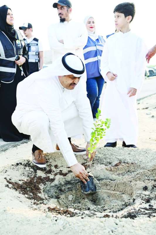 
محافظ حولّي يغرس شتلة
