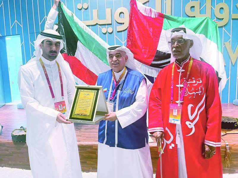 الدكتور بدر المشعان مُكرّماً فهد الأمير
