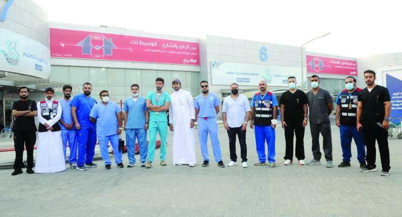 وقفة احتجاجية من أطباء مركز التطعيم تضامناً مع زميلهم حسين جرخي 	(تصوير سعود سالم)
