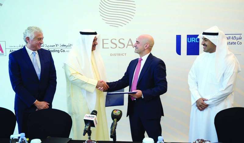 
مسؤولو الشركتين بعد توقيع العقد
