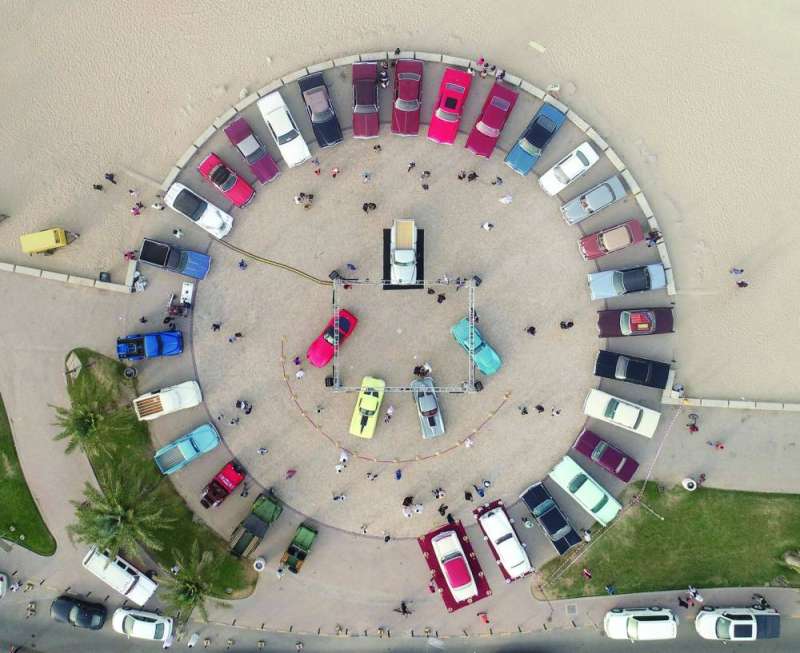 حلقة من السيارات الكلاسيكية 	(تصوير أسعد عبدالله)
