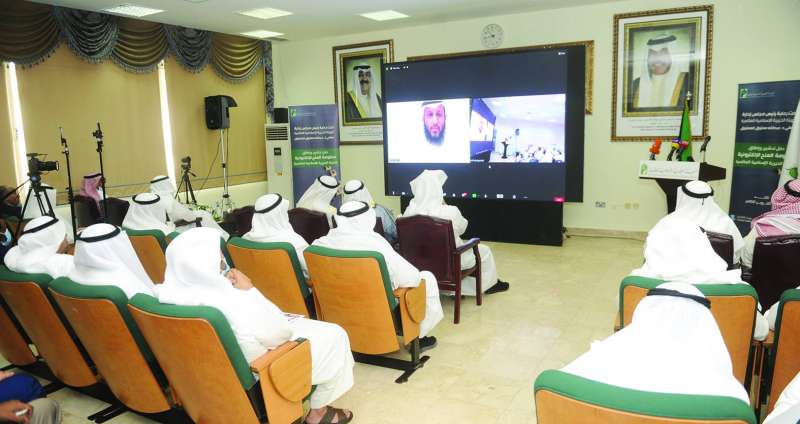 جانب من تدشين نظام المنح الإلكتروني	(تصوير سعود سالم)
