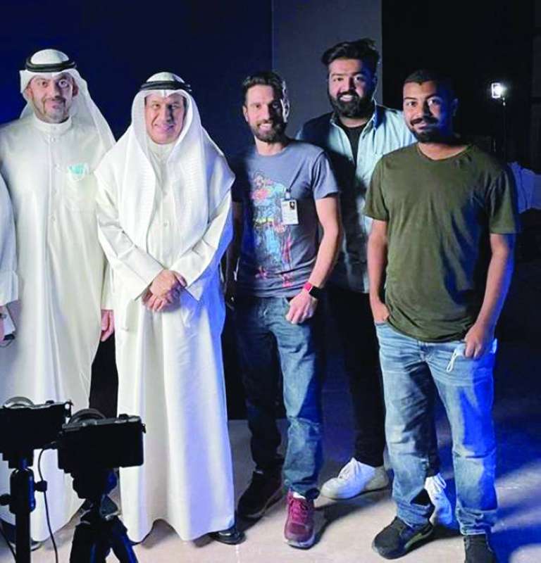 عصام النهام محاطاً بفريق العمل
