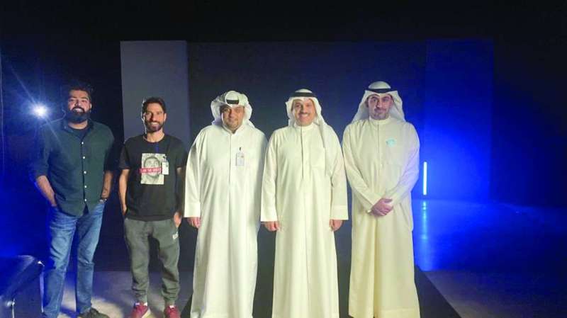 محمد الهاشل وراشد العميري يتوسطان فريق العمل
