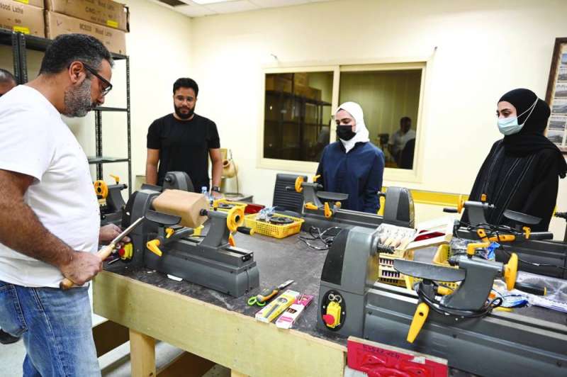 المدرب غانم الحساوي يشرح طريقة النشارة	 (تصوير أسعد عبدالله)
