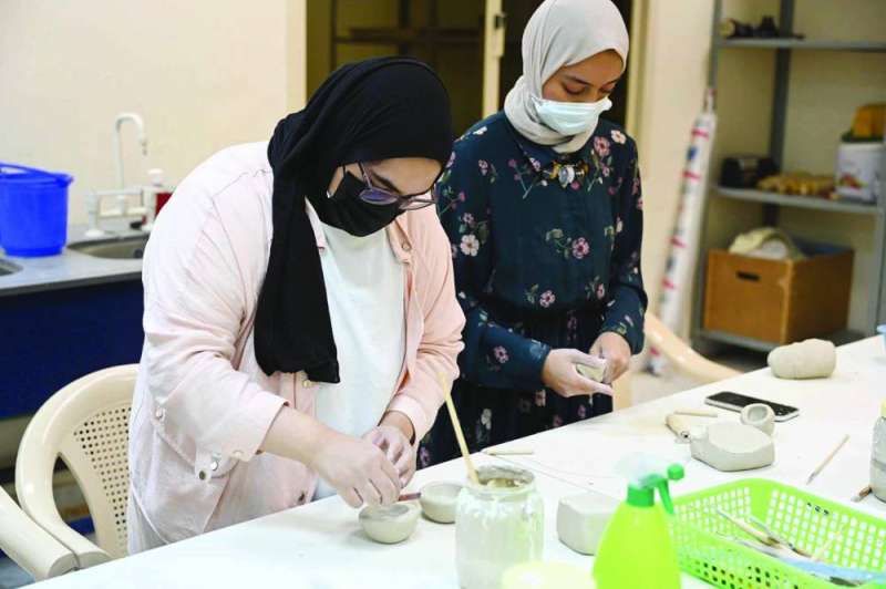 تدريب على تشكيل الخزف