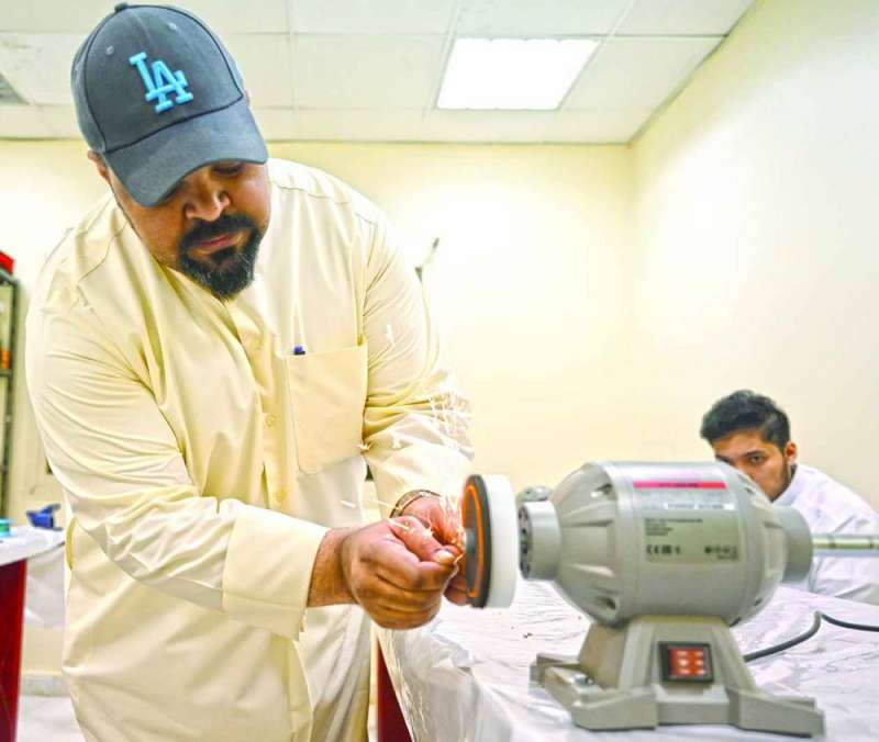 مُدرب يشرح طريقة الخراطة
