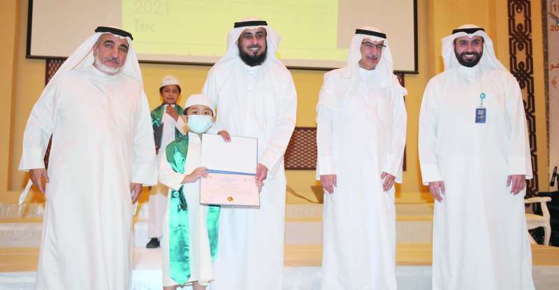 تكريم أحد صغار الفائزين 